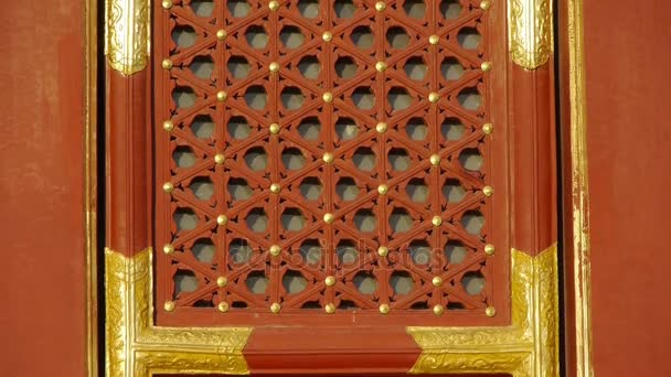 中国古代建築の格子縞赤窓。塗られた彫刻のビーム. - 映像、動画