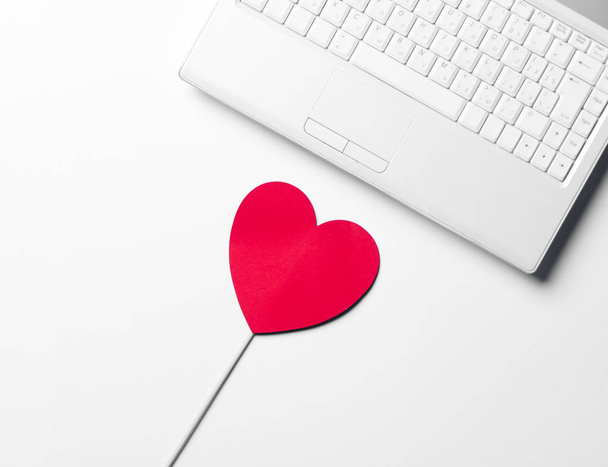 jouet en forme de coeur et ordinateur portable
 - Photo, image
