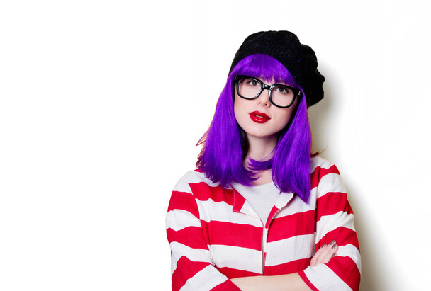 Молодая женщина с фиолетовыми волосами  - Фото, изображение