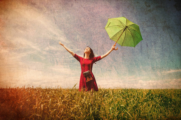 Nainen kameran ja sateenvarjon kanssa
 - Valokuva, kuva