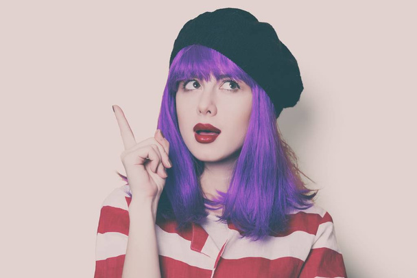 Młoda kobieta z fioletowymi włosami  - Zdjęcie, obraz
