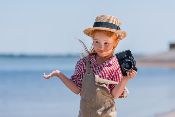 redhead child with camera - Foto, afbeelding