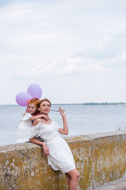 mother and daughter with balloons  - Foto, imagen