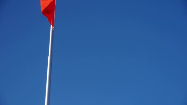 Kínai vörös zászló zuhan a szél & kék ég. - Felvétel, videó