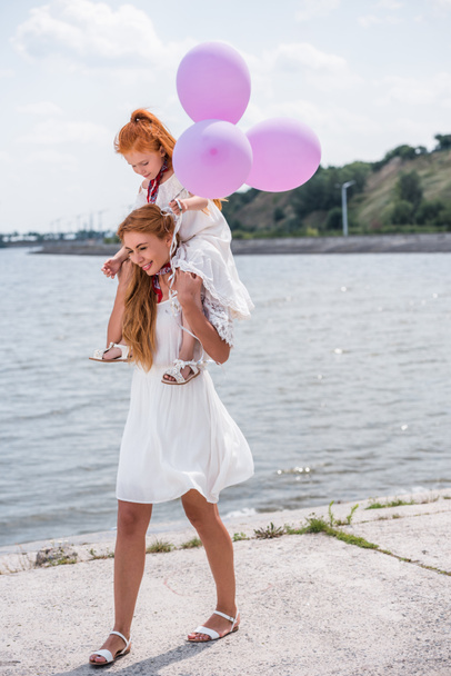 mother and daughter with balloons - Фото, изображение