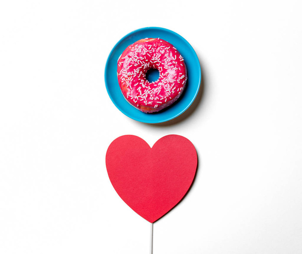 Glazed donut and heart toy  - Фото, изображение