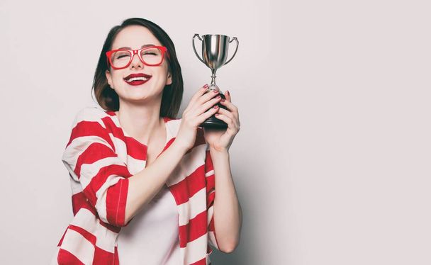 Vrouw met cup trofee  - Foto, afbeelding