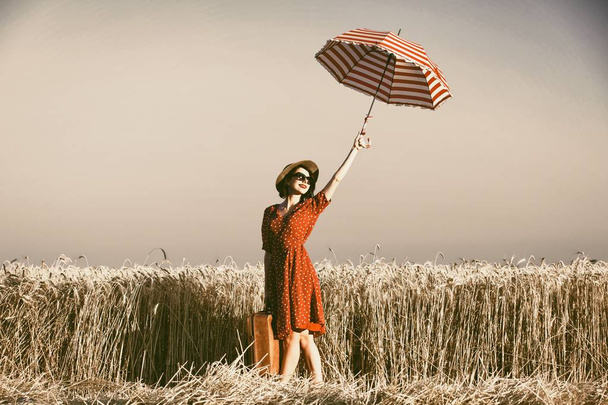jonge vrouw met paraplu - Foto, afbeelding