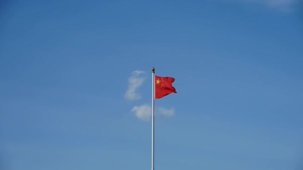 Κινεζική κόκκινη σημαία φτερουγίζει στον άνεμο & μπλε του ουρανού. - Πλάνα, βίντεο