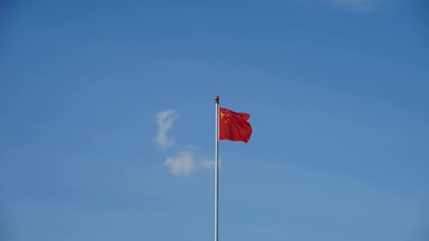 Κινεζική κόκκινη σημαία φτερουγίζει στον άνεμο & μπλε του ουρανού. - Πλάνα, βίντεο