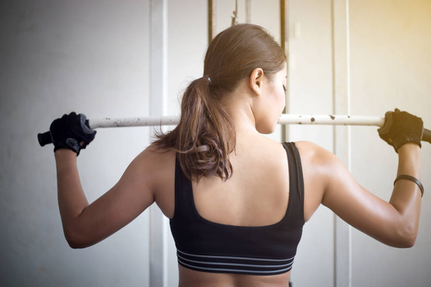 bela mulher ajuste muscular exercitando músculos edifício e em forma
 - Foto, Imagem