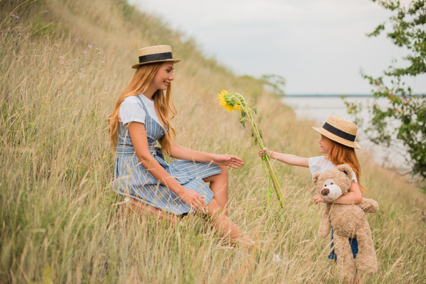 mother and daughter with sunflowers - Foto, immagini