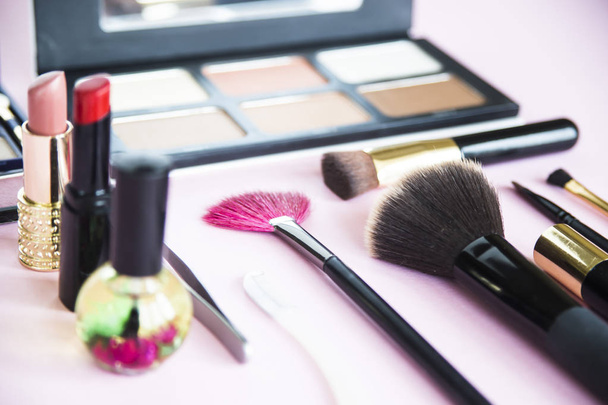 Mittel zum Auftragen von Make-up - Puder, Lippenstift, Contouring und mehr - Foto, Bild