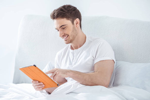 Man met digitale tablet  - Foto, afbeelding