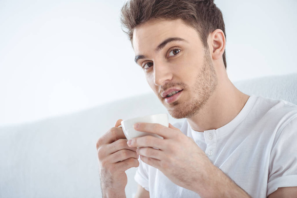 コーヒーを飲む男 - 写真・画像