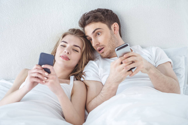 couple using smartphones - Foto, Imagem