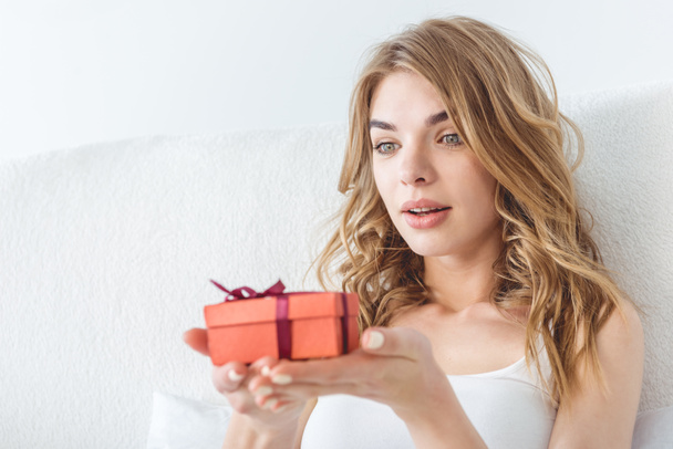 woman with gift box - Foto, imagen