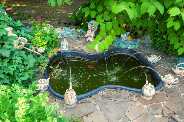Незвичайний фонтан з декількох чайників
 - Фото, зображення