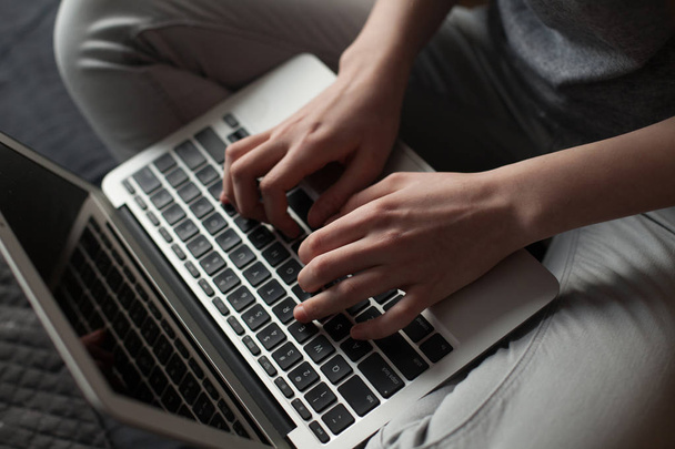 girl hands typing on laptop - Zdjęcie, obraz