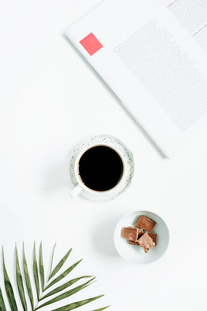 Café da manhã com xícara de café e chocolate
  - Foto, Imagem