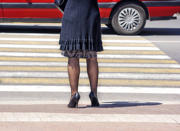 femme d'attente au passage pour piétons et la circulation automobile
 - Photo, image