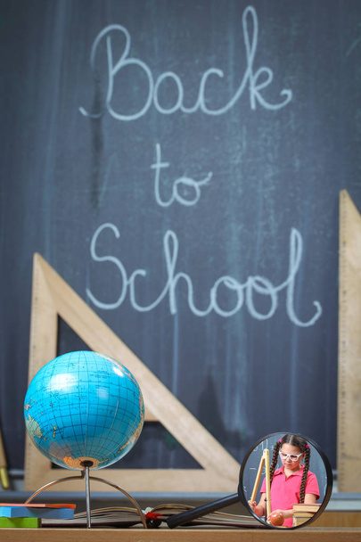 Boldog iskolás lány előtt a táblára - Fotó, kép