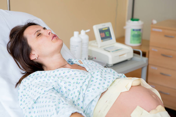 Pregnant woman in delivery room - Фото, зображення