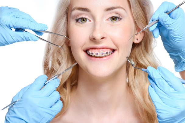 Dentysta narzędzi w pobliżu kobieta trzymając się za ręce - Zdjęcie, obraz