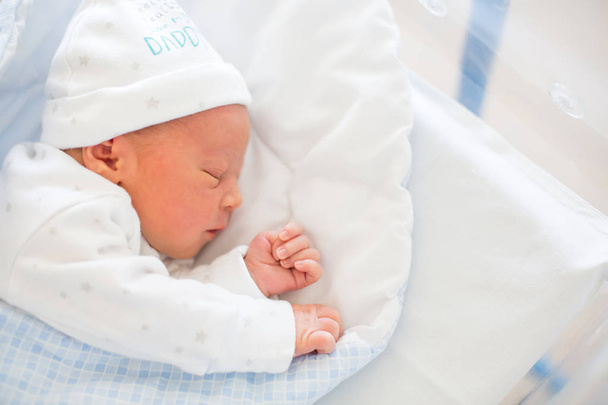 Newborn baby laying in crib in prenatal hospital - Foto, Imagen