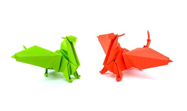 Foto van origami groene en rode draken geïsoleerd op witte achtergrond - Foto, afbeelding