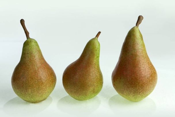Una selección de peras frescas
 - Foto, imagen