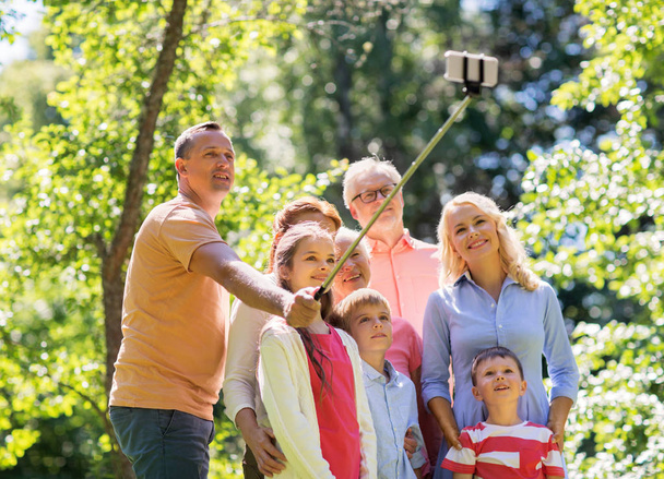 familia feliz tomando selfie en el jardín de verano
 - Foto, Imagen