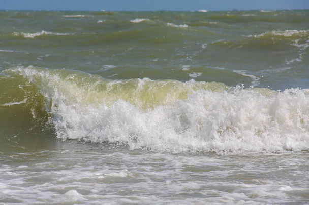 ola de mar en día ventoso en la playa
 - Foto, Imagen