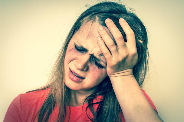 Προσωπογραφία γυναίκας κλαίνε με το μελανιασμένο δέρμα και μαύρα μάτια - Φωτογραφία, εικόνα