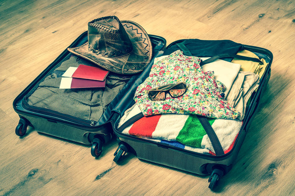 Offener Koffer für die Reise gepackt - Retro-Stil - Foto, Bild