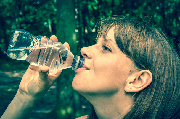 Žena pije láhev vody v horkém letním dni - Fotografie, Obrázek