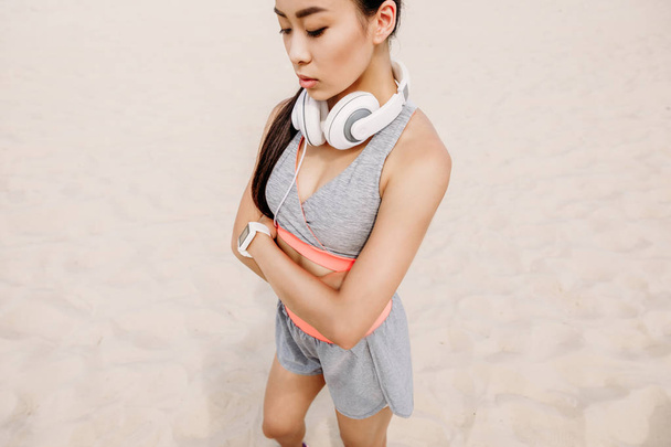 asiatische Sportlerin mit Kopfhörer - Foto, Bild