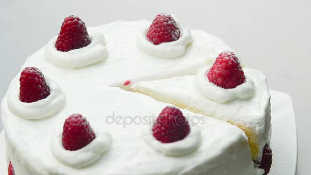 Cake with raspberries and cream - Footage, Video