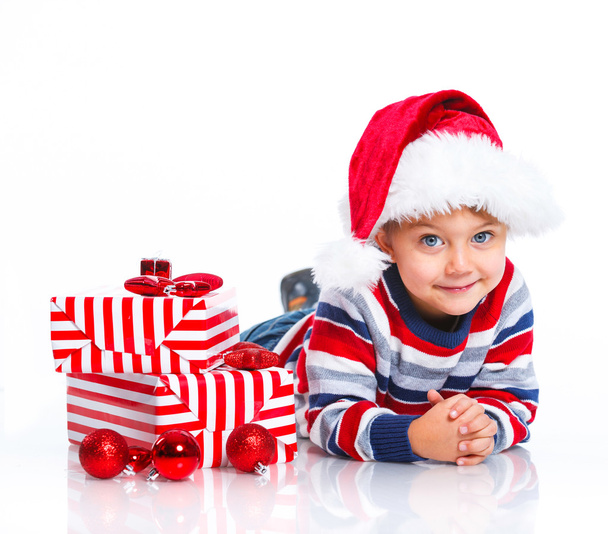Little boy in Santa's hat with gift box - Fotoğraf, Görsel