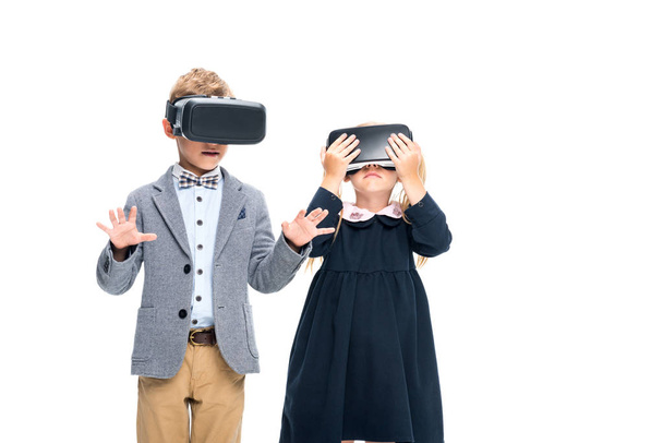 школярі в гарнітурах VR
 - Фото, зображення