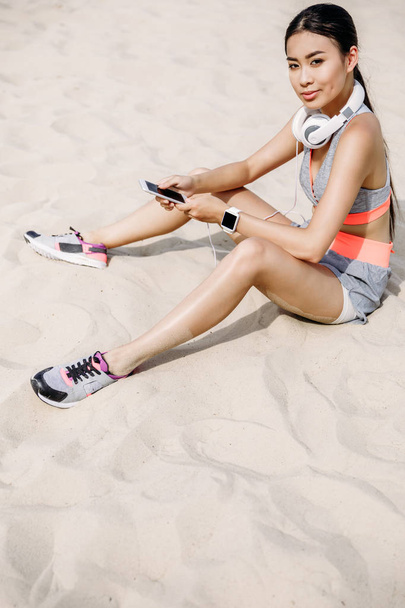 deportista con smartphone y auriculares
 - Foto, imagen