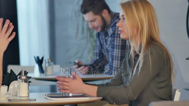 Hombre y mujer en la cafetería con freno de café, hablar y beber bebidas
 - Imágenes, Vídeo