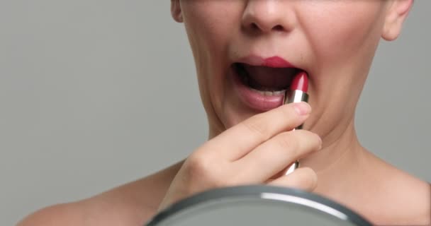 woman painting lips - Filmagem, Vídeo