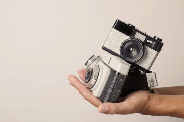 νεαρός άνδρας με παλιές φωτογραφικές μηχανές φιλμ - Φωτογραφία, εικόνα