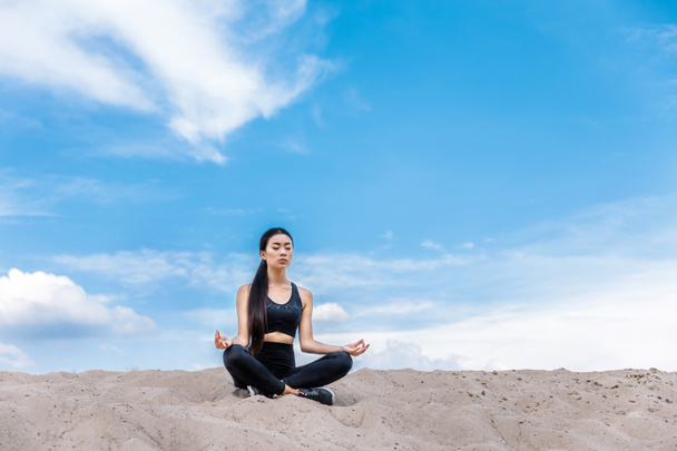 woman meditating in lotus yoga pose - Fotoğraf, Görsel