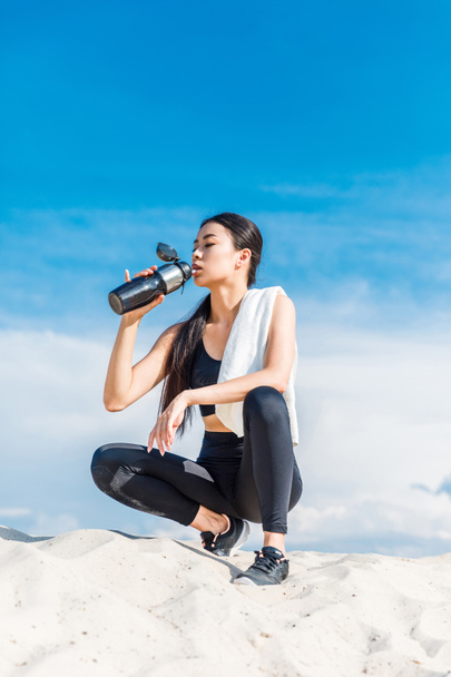 sportswoman drinking water - Foto, Imagem
