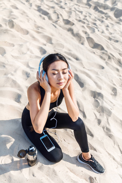 sportswoman listening music - Foto, Imagem