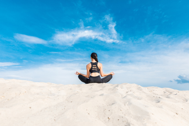Yogui meditando en pose de loto
 - Foto, imagen