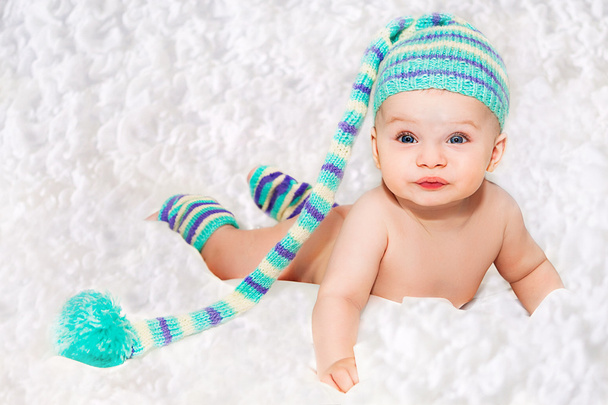 Новонароджена дитина в блакитній в'язаній шапці
 - Фото, зображення