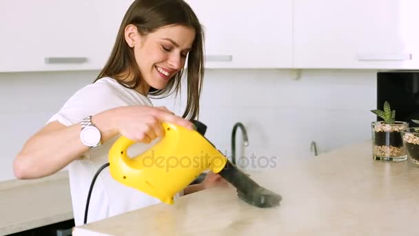 Frau putzt Küche mit Dampfreiniger - Filmmaterial, Video